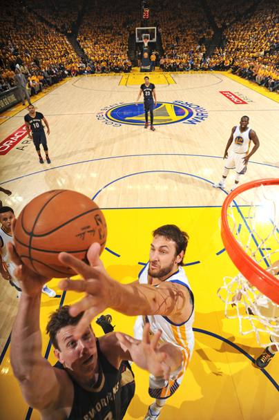 Omer Asik , New Orleans, in elevazione contro Andrew Bogut (Getty Images)